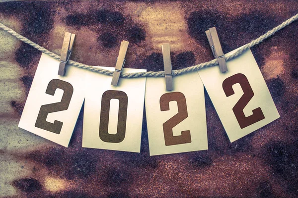 2022 Год Написан Приколотых Карточках Старом Ржавом Фоне — стоковое фото