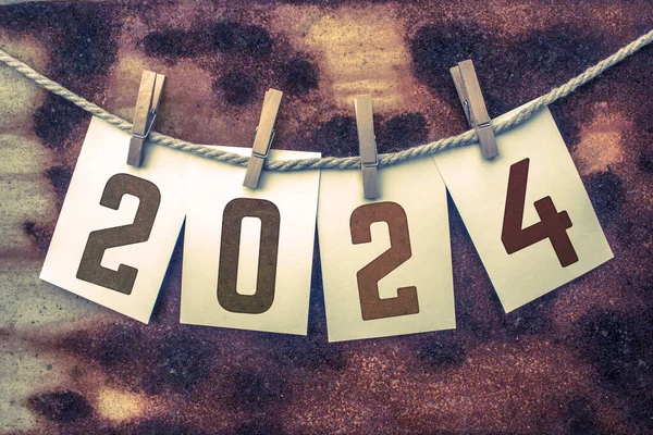 2024 Год Написан Приколотых Карточках Старом Ржавом Фоне — стоковое фото