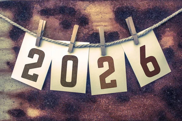 Rok 2026 Zapisany Przypinanych Kartach Starym Zardzewiałym Tle — Zdjęcie stockowe