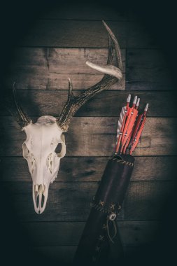 Okçuluk sahnesinde ok ve geyik boynuzları vardı..