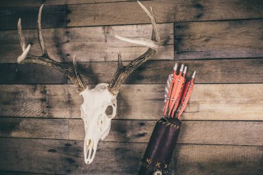 Okçuluk sahnesinde ok ve geyik boynuzları vardı..