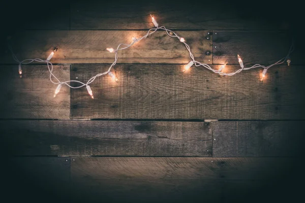 年老いた納屋の木の壁に灯された白い光の鎖 — ストック写真
