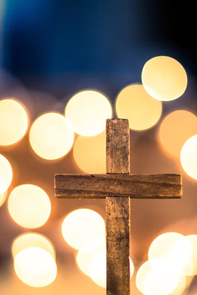 Дерев'яний хрест і розфокусовані ліхтарі — стокове фото