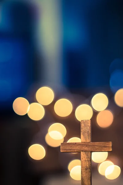 Cruz de madera y luces desenfocadas —  Fotos de Stock