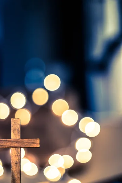 Cruz de madera y luces desenfocadas —  Fotos de Stock