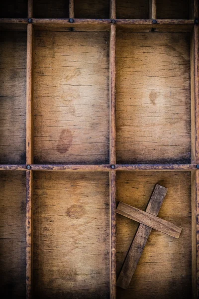 Croix en bois vintage dans le tiroir — Photo