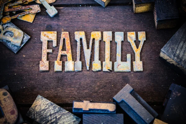 Concetto di famiglia Legno e lettere in metallo arrugginito — Foto Stock