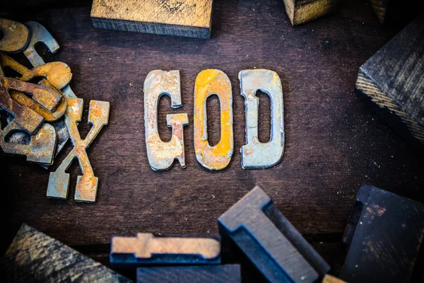 Tanrı kavramı ahşap ve paslı Metal harfler — Stok fotoğraf