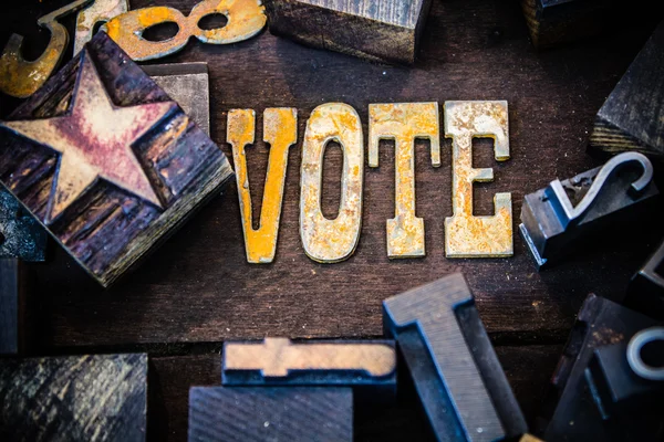 Voto Concepto Madera y letras de metal oxidado — Foto de Stock