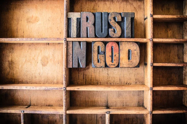 Tanrı kavramı ahşap Letterpress temada güven — Stok fotoğraf