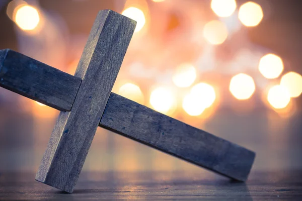Деревянный христианский крест — стоковое фото
