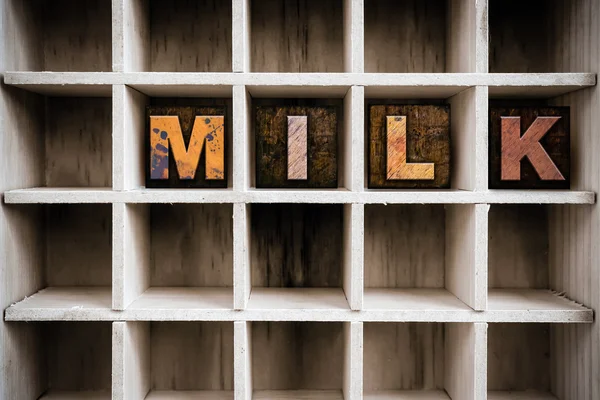 Концепція молока Тип дерев'яної літери в ящику — стокове фото