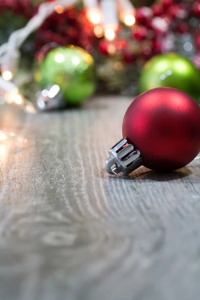 Ornamentos de Natal no chão de madeira — Fotografia de Stock