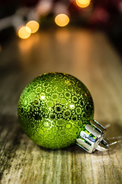 Ornement de Noël vert sur fond en bois — Photo