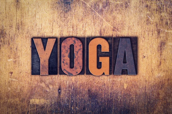 Yoga-Konzept Buchdruck aus Holz — Stockfoto