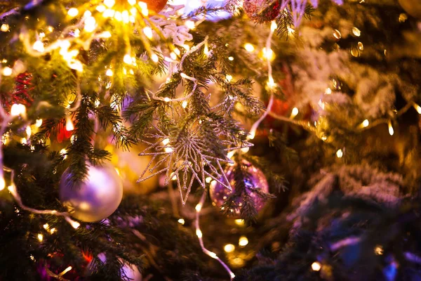 Kerstspeelgoed Dennenboom Achtergrond Wazig — Stockfoto