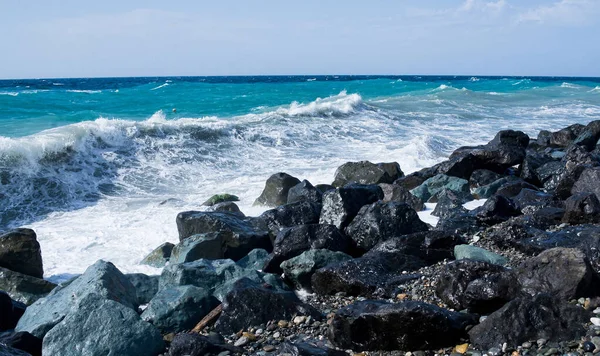 海与大石头 — 图库照片