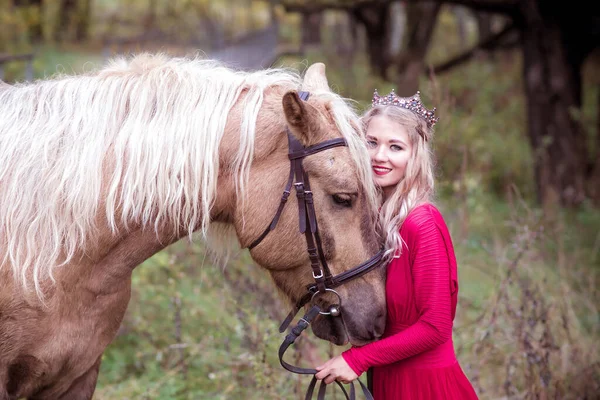 Красивая Женщина Короне Блондинка Лошадью Принцесса Сказке Фантастическая Осень — стоковое фото
