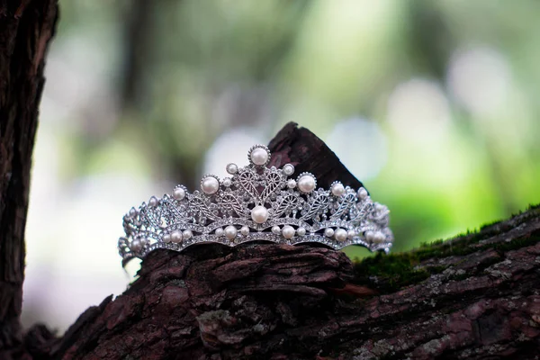 Königlicher Luxus Antike Krone Mit Perlen Hochzeit Accessoires — Stockfoto