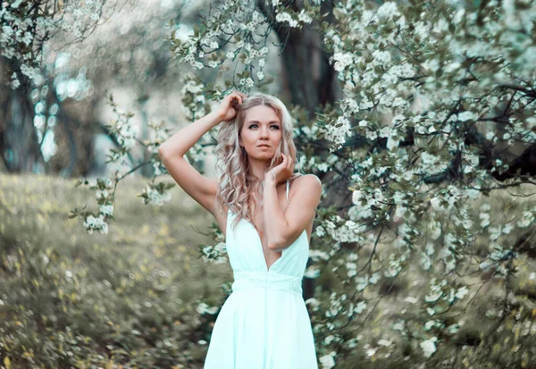 Blond Kvinna Blommande Blomsterpark Äppelträd Blomma — Stockfoto