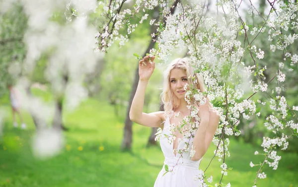 Blonde Frau Steht Weißem Kleid Blumengarten — Stockfoto