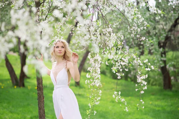 白いドレスで夏の開花庭の女性 ブロンド — ストック写真