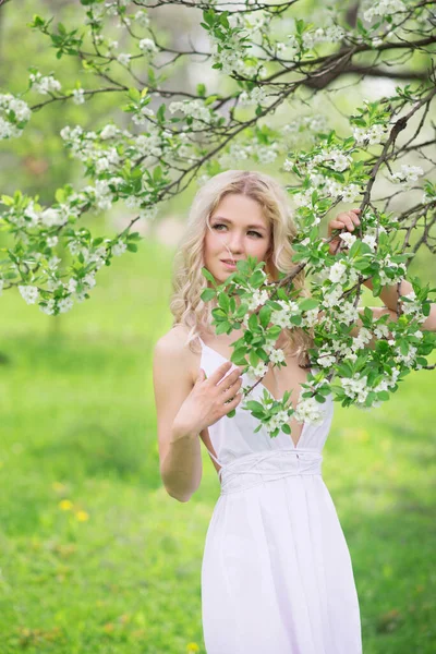穿着白色太阳衣的模特儿 在花园里开着白花 — 图库照片