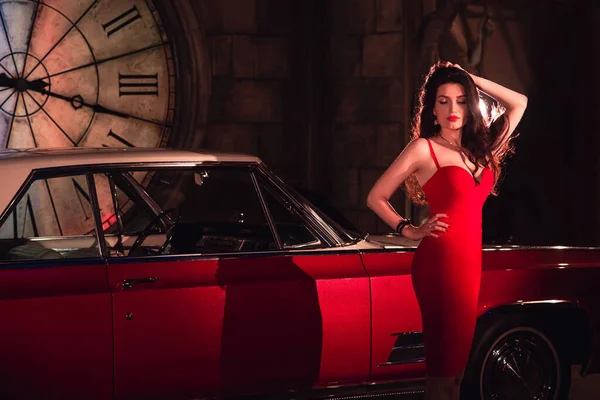 Mujer Vestido Rojo Pie Cerca Coche Retro Rojo Vintage Moda — Foto de Stock