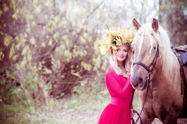 Chica Con Una Corona Hojas Caballo Otoño Princesa — Foto de Stock