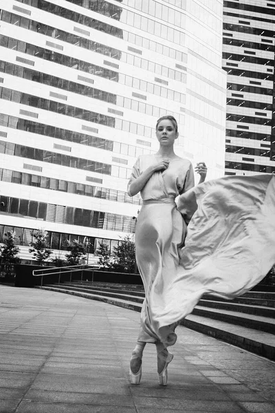 Bailarina Bailarina Fundo Cidade Moderna Grainy Preto Branco Foto Granulado — Fotografia de Stock