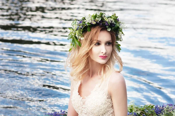 Uma Rapariga Uma Mulher Com Uma Coroa Flores Janov Dia — Fotografia de Stock