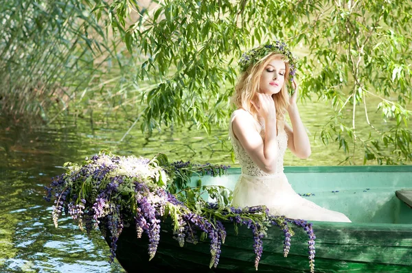 Una Ragazza Una Donna Con Una Corona Siede Una Barca — Foto Stock