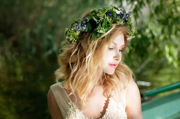 Uma Rapariga Uma Mulher Com Uma Coroa Flores Senta Num — Fotografia de Stock