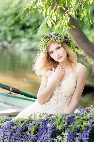 Uma Rapariga Uma Mulher Com Uma Coroa Flores Senta Num — Fotografia de Stock