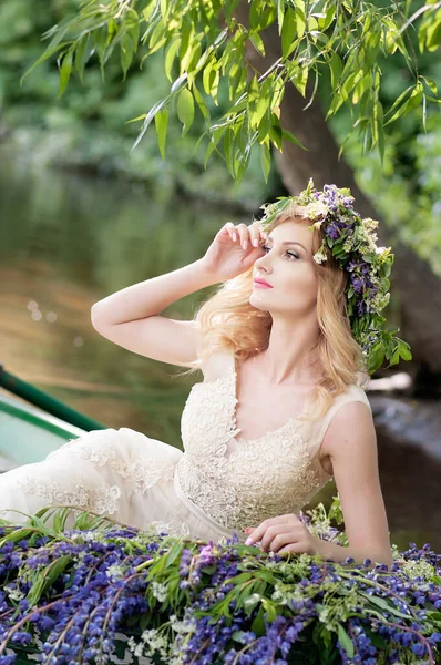 Uma Rapariga Uma Mulher Com Uma Coroa Flores Senta Num — Fotografia de Stock