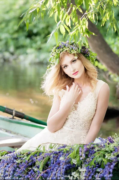 Uma Rapariga Uma Mulher Com Uma Coroa Flores Senta Num — Fotografia de Stock