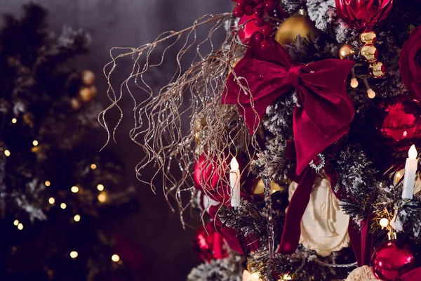 Gelukkig Nieuwjaar Vrolijk Kerstfeest Achtergrond Met Sparren Takken Speelgoed Bloemenslingers — Stockfoto