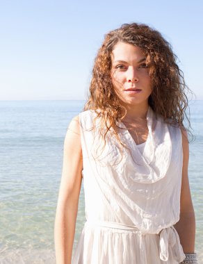 kadın bir sahilde rahatlatıcı