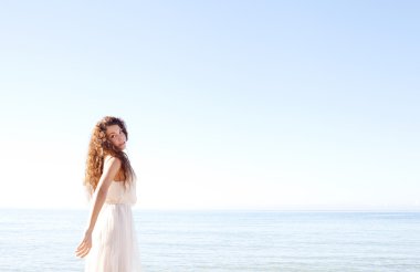 kadın bir sahilde rahatlatıcı