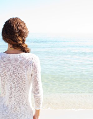 kadın bir sahilde rahatlatıcı