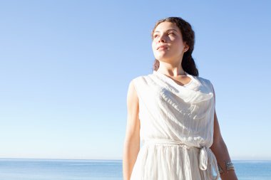 çekici kadın rahatlatıcı bir plajda