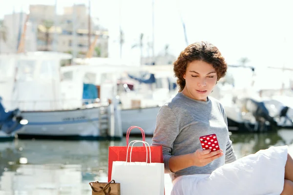 Mulher em iates porto com sacos de compras — Fotografia de Stock