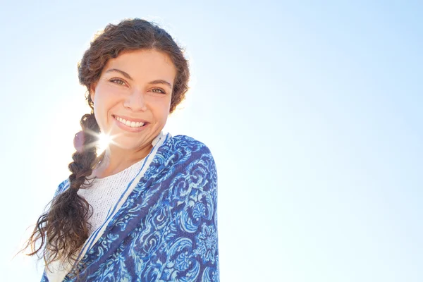 Mujer joven de pie — Foto de Stock