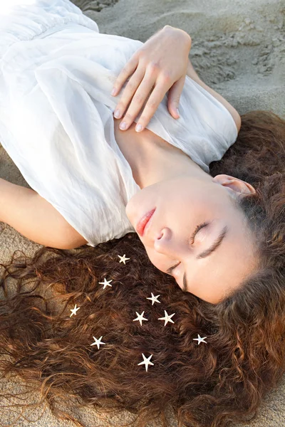 Mujer con estrella de mar en el pelo — Foto de Stock