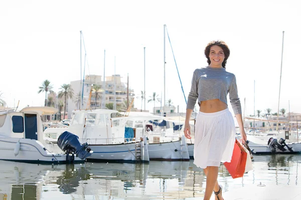 Woman on yachts marine pier — ストック写真