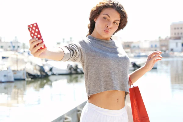 Vrouw neemt een selfie — Stockfoto