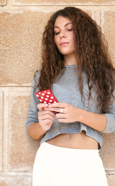 Hermosa mujer con teléfono inteligente — Foto de Stock