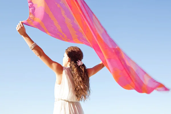 Mujer sosteniendo una tela de seda rosa — Foto de Stock