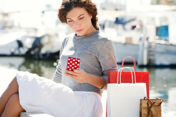Woman in yachts port with shopping bags — Stock Photo, Image