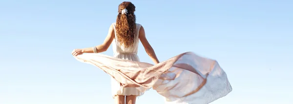 Mulher de branco contra céu e mar — Fotografia de Stock